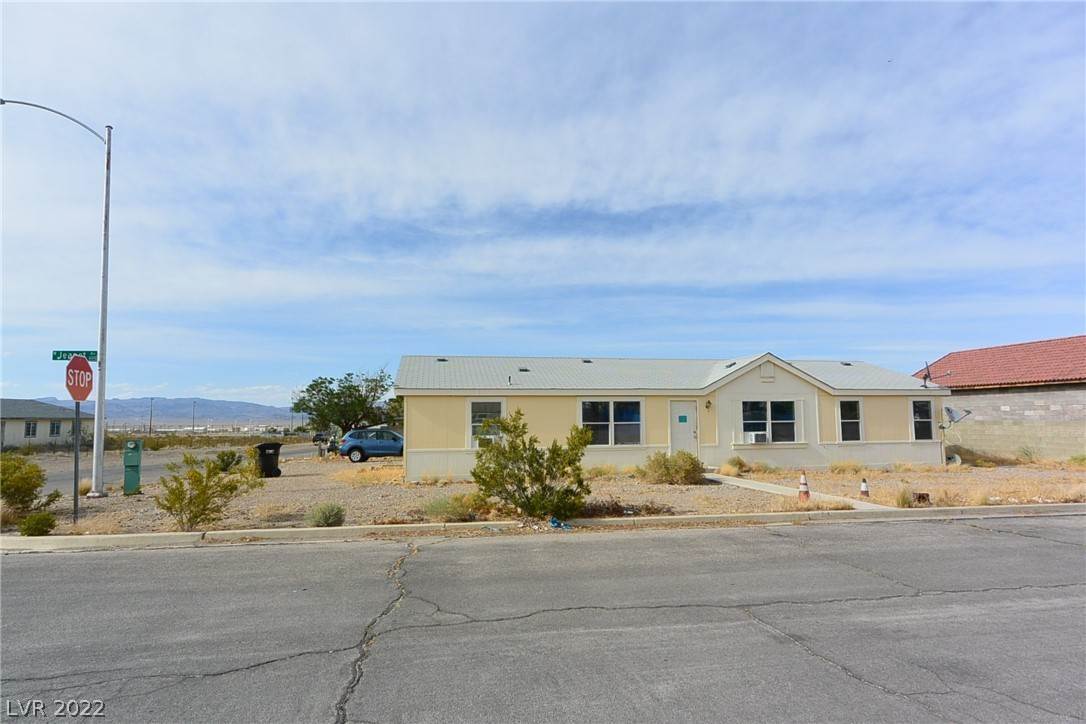 Single Family Homes pour l Vente à 774 Helen Street Indian Springs, Nevada 89018 États-Unis