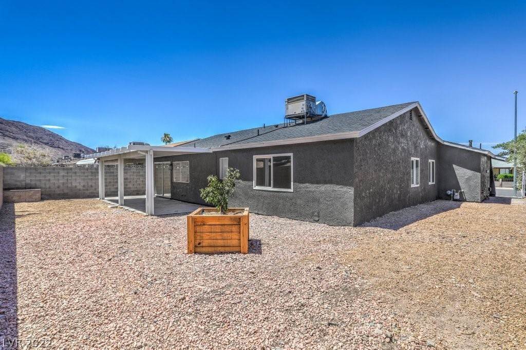 17. Single Family Homes at 116 Glen Oak Drive Henderson, Nevada 89002 United States