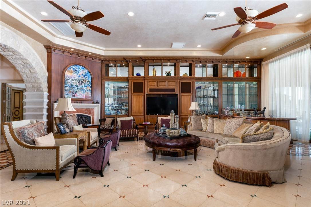 18. Single Family Homes for Sale at 9409 KINGS GATE Court Las Vegas, Nevada 89145 United States
