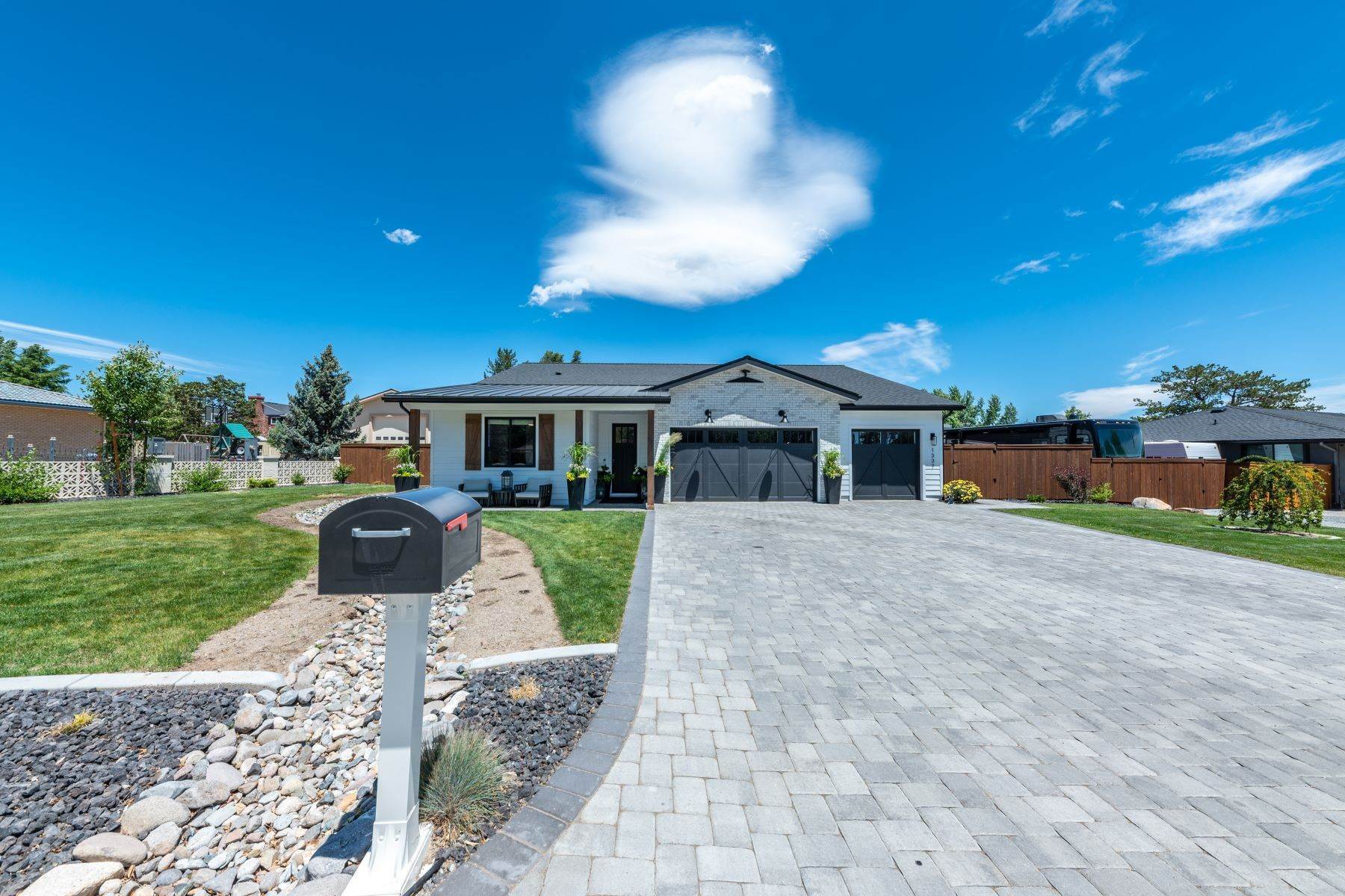 Single Family Homes 為 出售 在 New Custom Modern Farmhouse 1337 Manzanita Ln. Reno, 內華達州 89509 美國