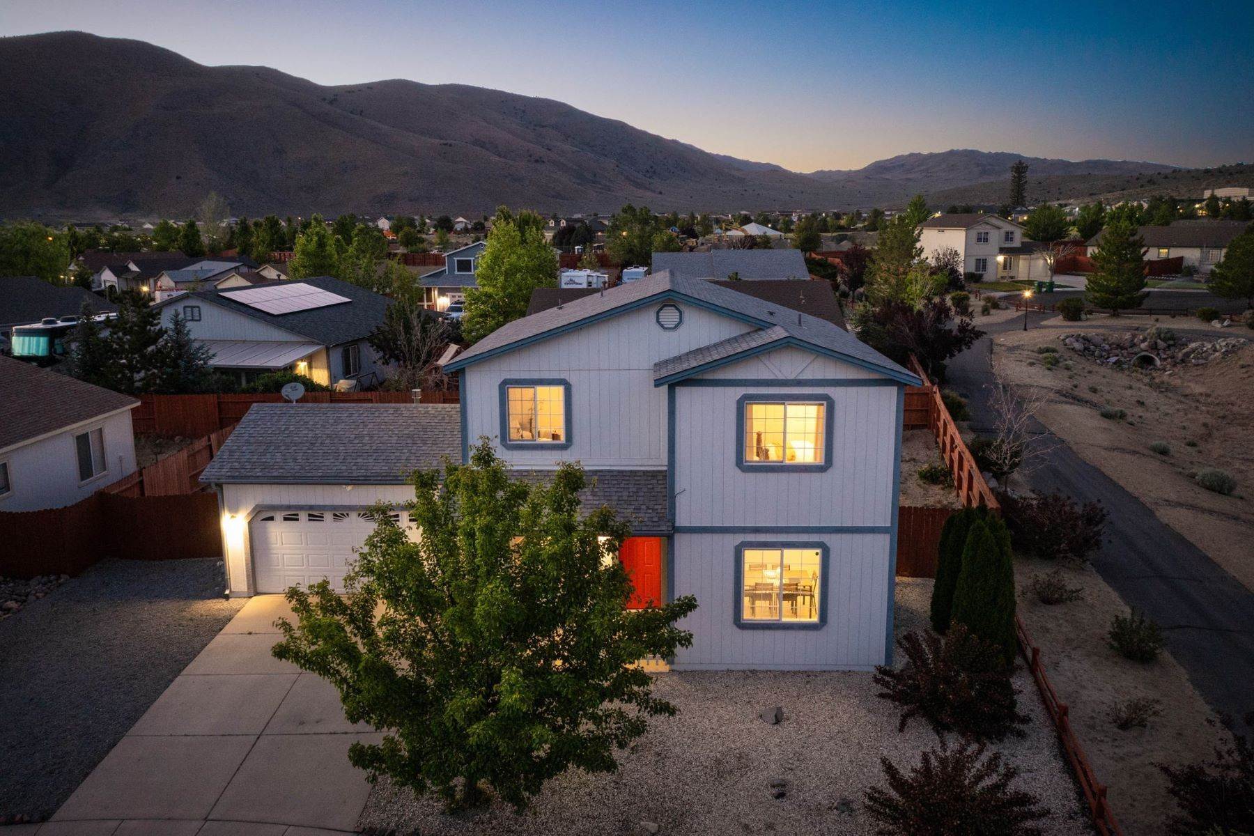 Single Family Homes för Försäljning vid Upgraded Home with Panoramic Views 18201 Silverleaf Ct Reno, Nevada 89508 Förenta staterna