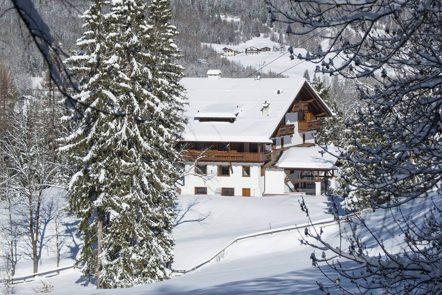 Single Family Homes por un Venta en Charming chalet nestled in the Dolomites Cortina D'Ampezzo, Belluno Italia