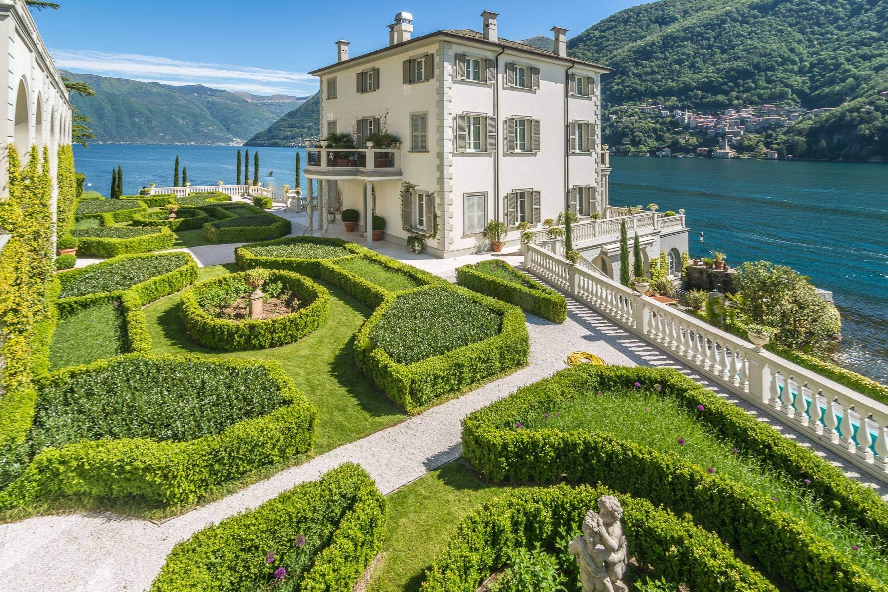 Single Family Homes için Satış at Gorgeous lakefront trophy estate Laglio, Como Italya