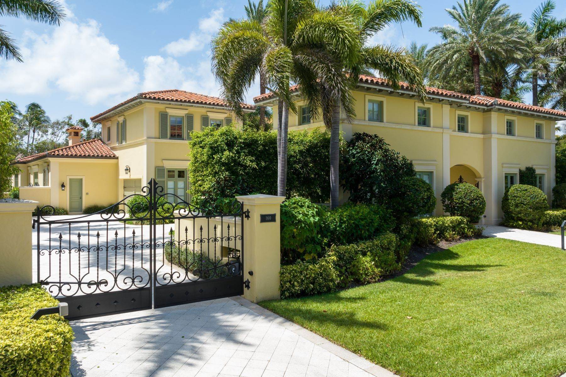 Single Family Homes для того Продажа на 1.5 Acre Palm Beach Estate 160 Clarendon Avenue Palm Beach, Флорида 33480 Соединенные Штаты