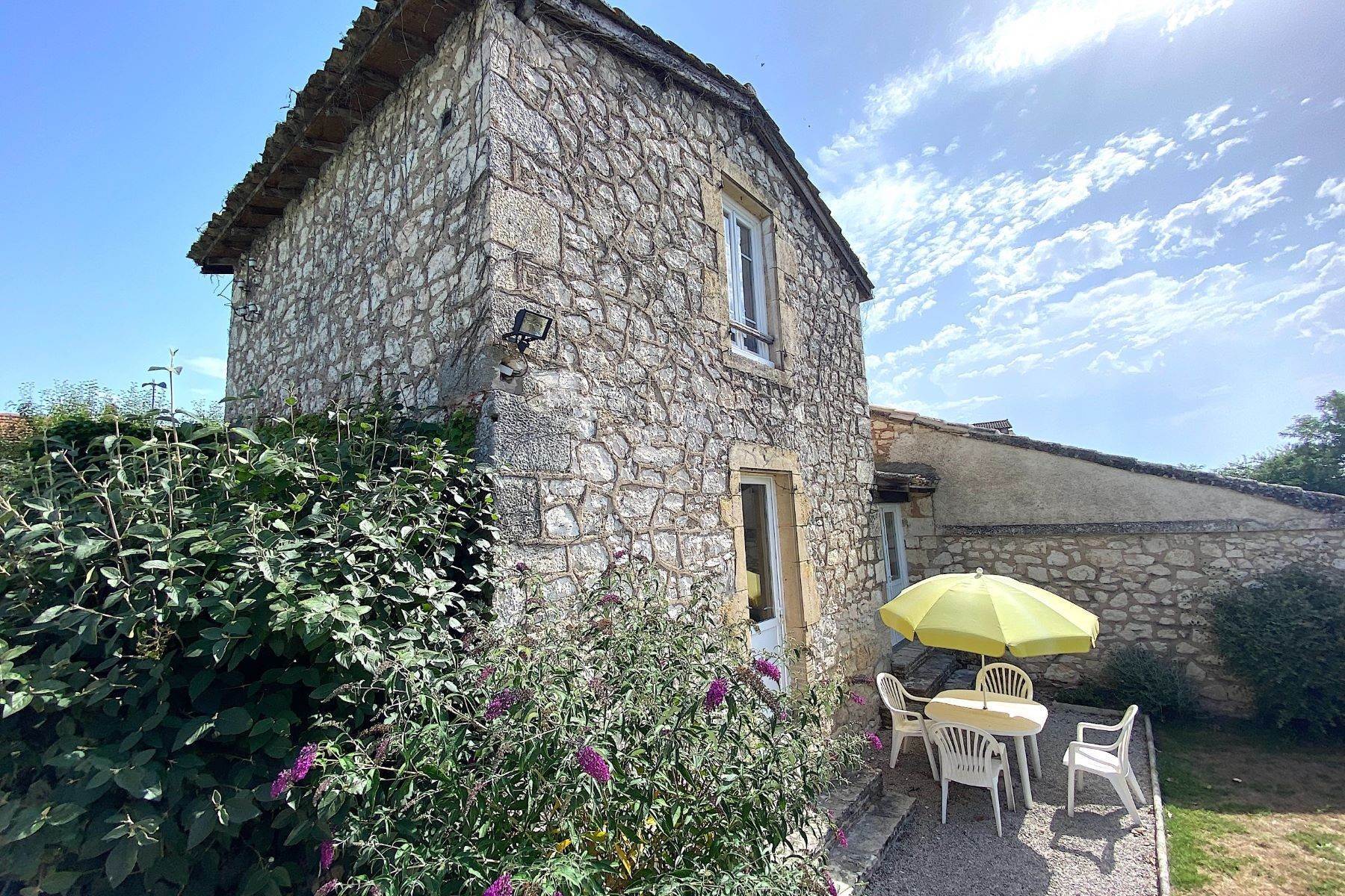 5. Single Family Homes for Sale at LARGE BOURGEOISE HOUSE-CV DE CASTENAU DE MONTMIRAL- COTTAGE and POOL Castelnau De Montmiral, Midi Pyrenees 81140 France